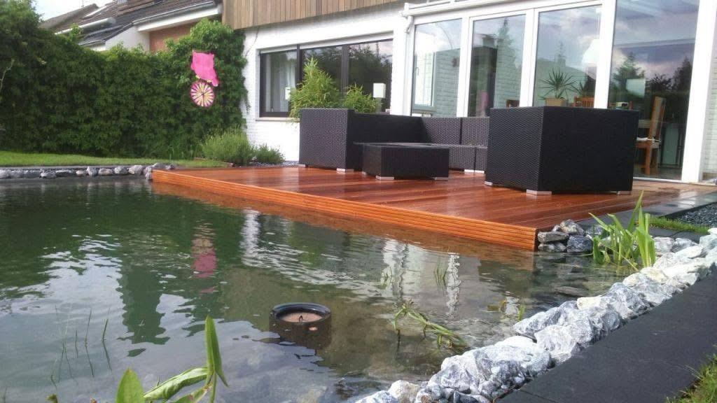 Schwebendes Holzdeck mit Lounge direkt am Wasser
