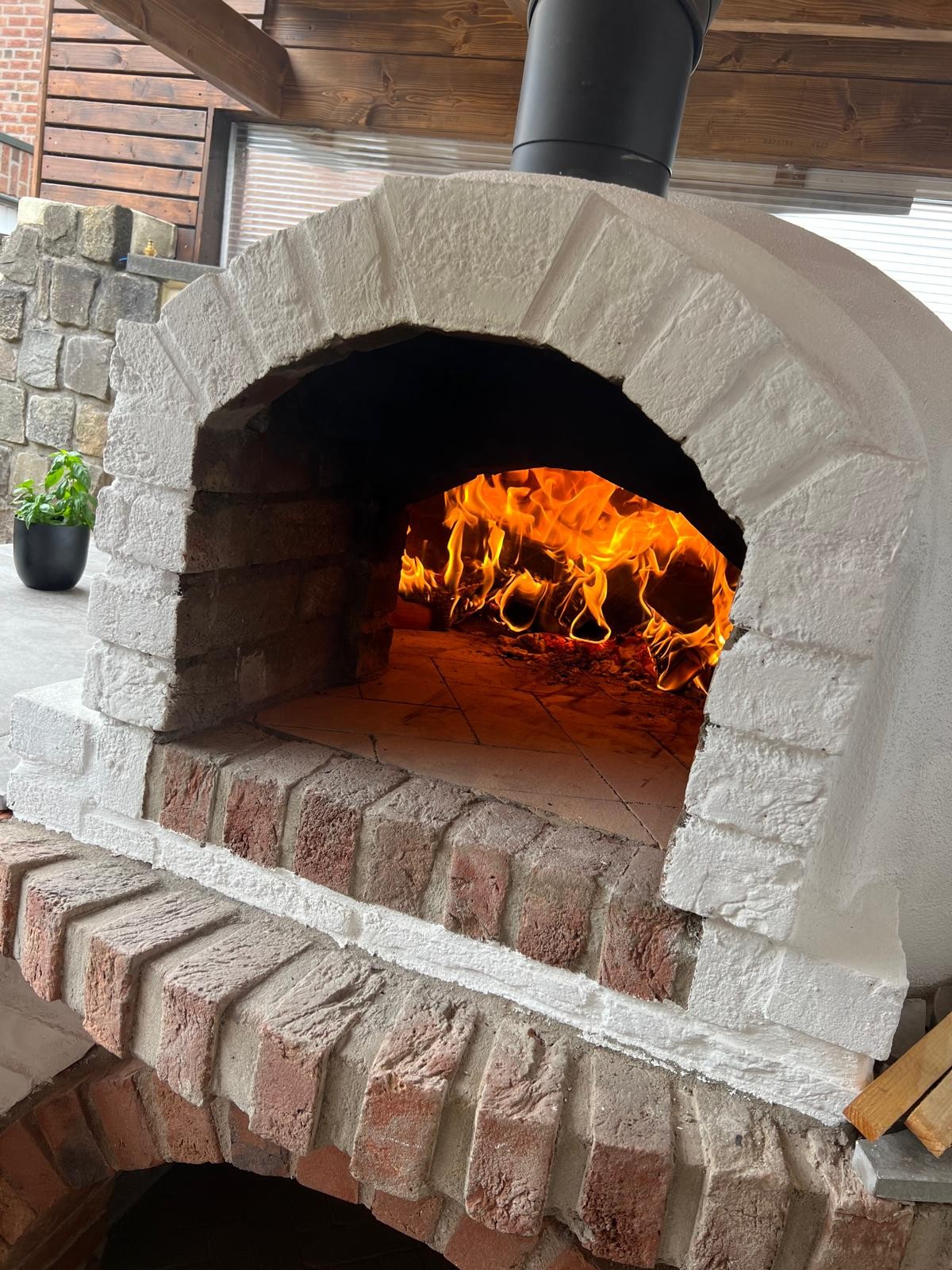 Gemauerter Holzbackofen mit Feuer