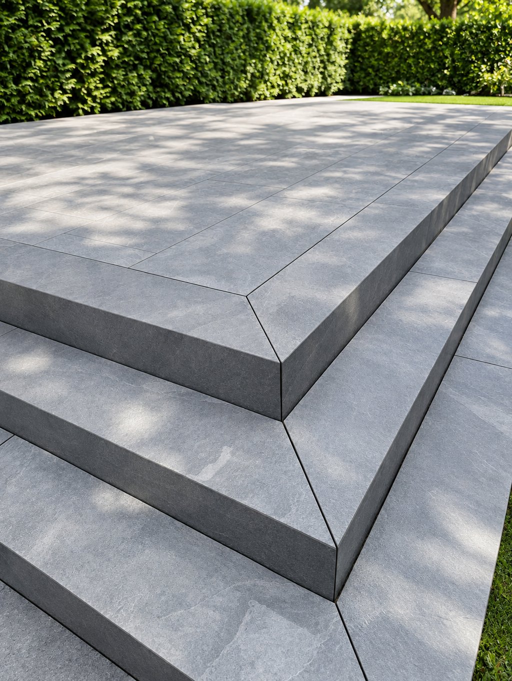 Treppe mit drei Stufen aus grauen Keramik-Großformatplatten