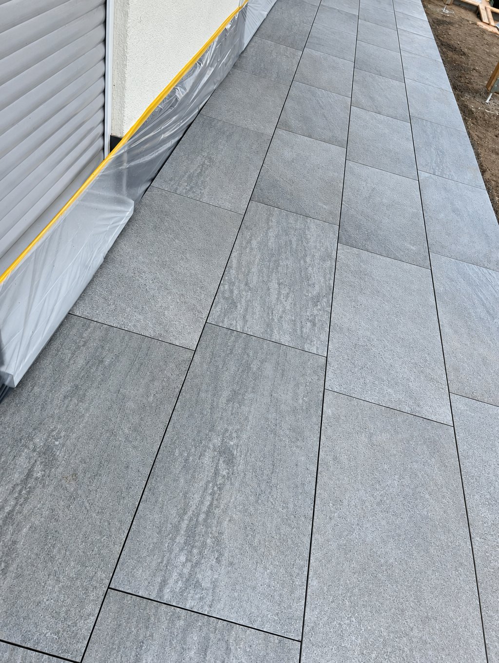 Graue Feinsteinzeugplatten 90 × 45 cm mit schmalen, gleichmäßigen Fugen